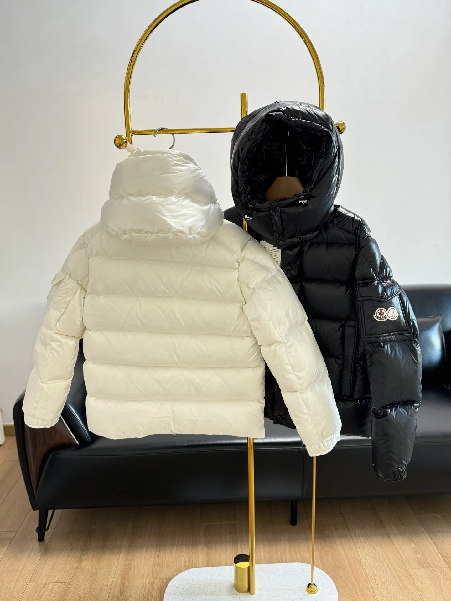 P390 Moncler/ 2026 70 、 。 DNA ， ， 。 Classic ， 、 。 Classic 70 。 Quality， 90 ，Premium Quality ， ，Black ！ Sizes M-3XL